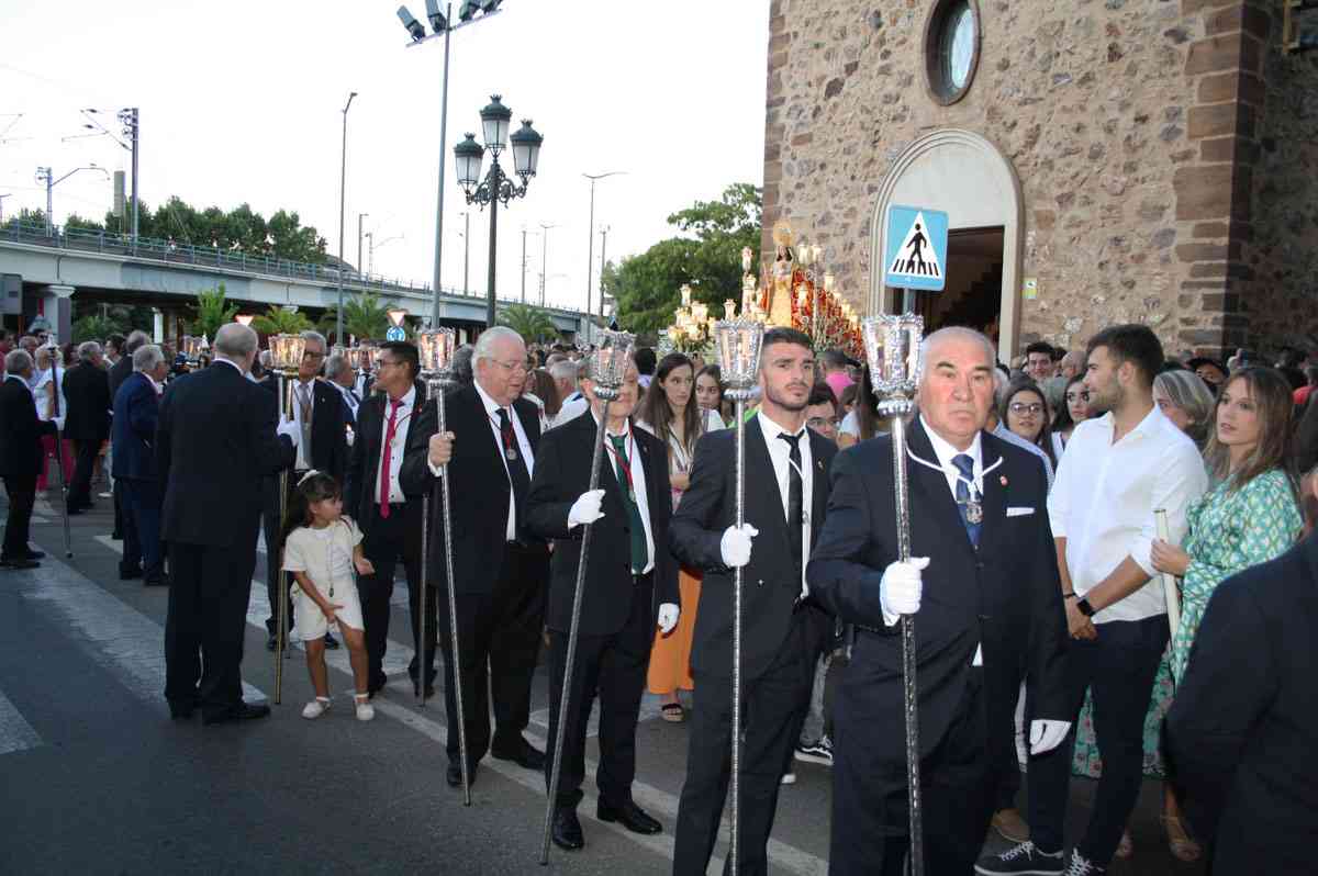 Más de 10 000 devotos acompañan a la Virgen de Gracia en un emotivo