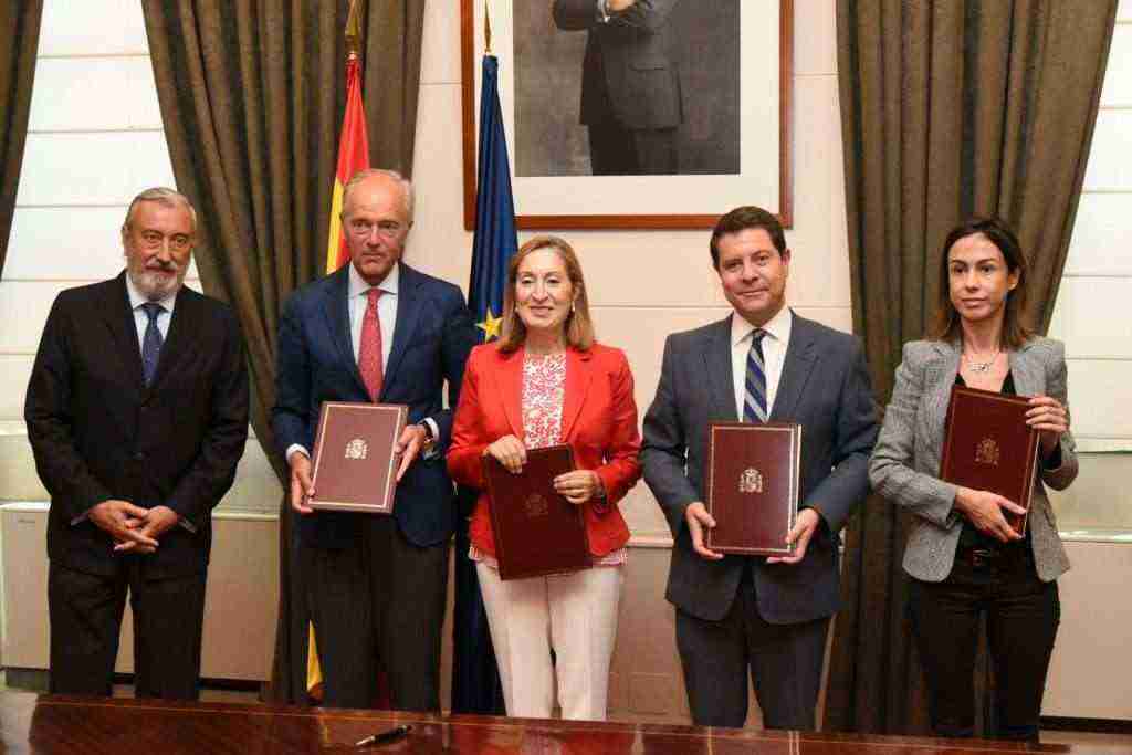 Convenio entre el Gobierno de Castilla-La Mancha, el Ministerio de Fomento y ADIF