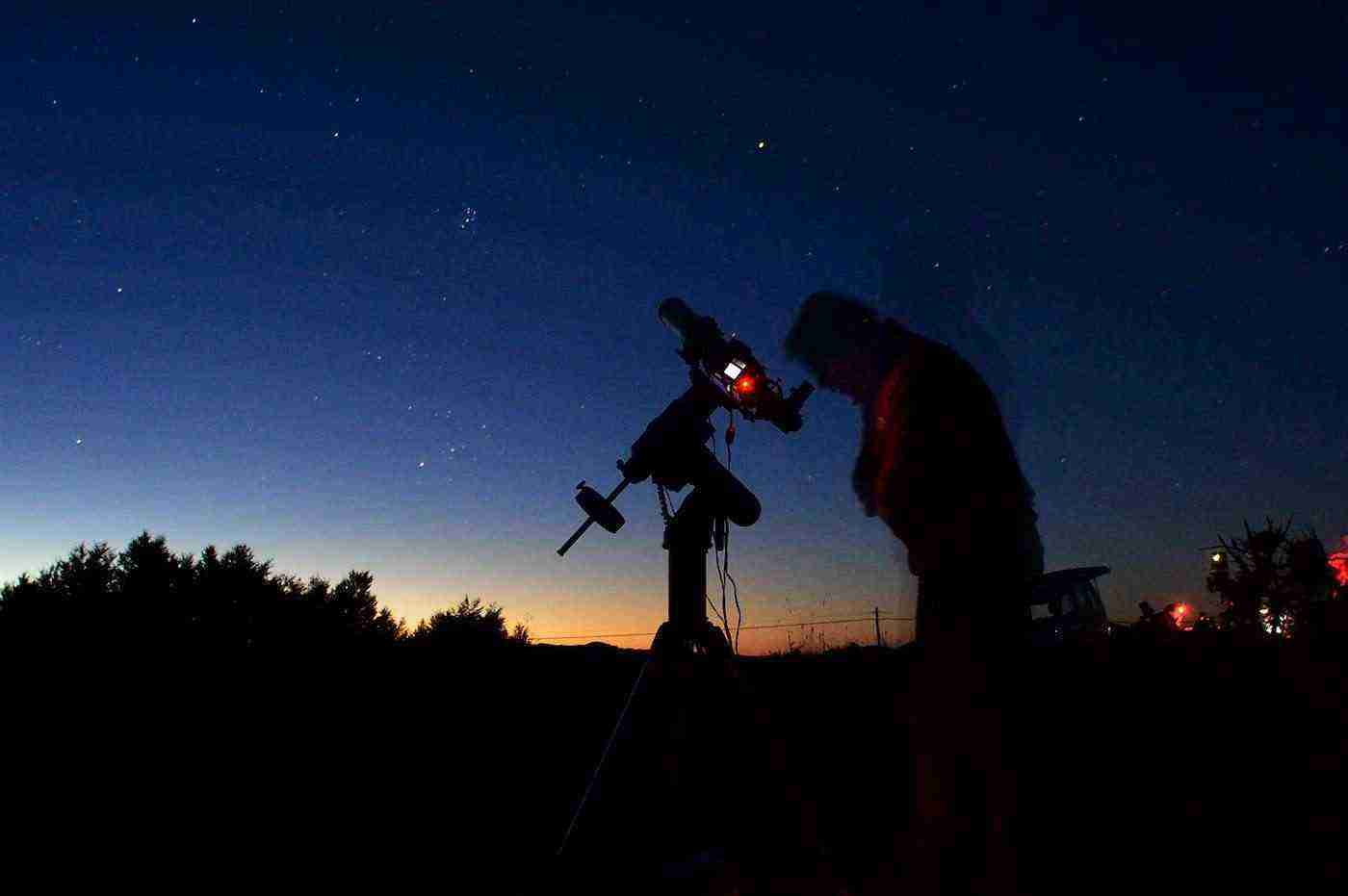 Astrónomo mirando a través de un telescopio