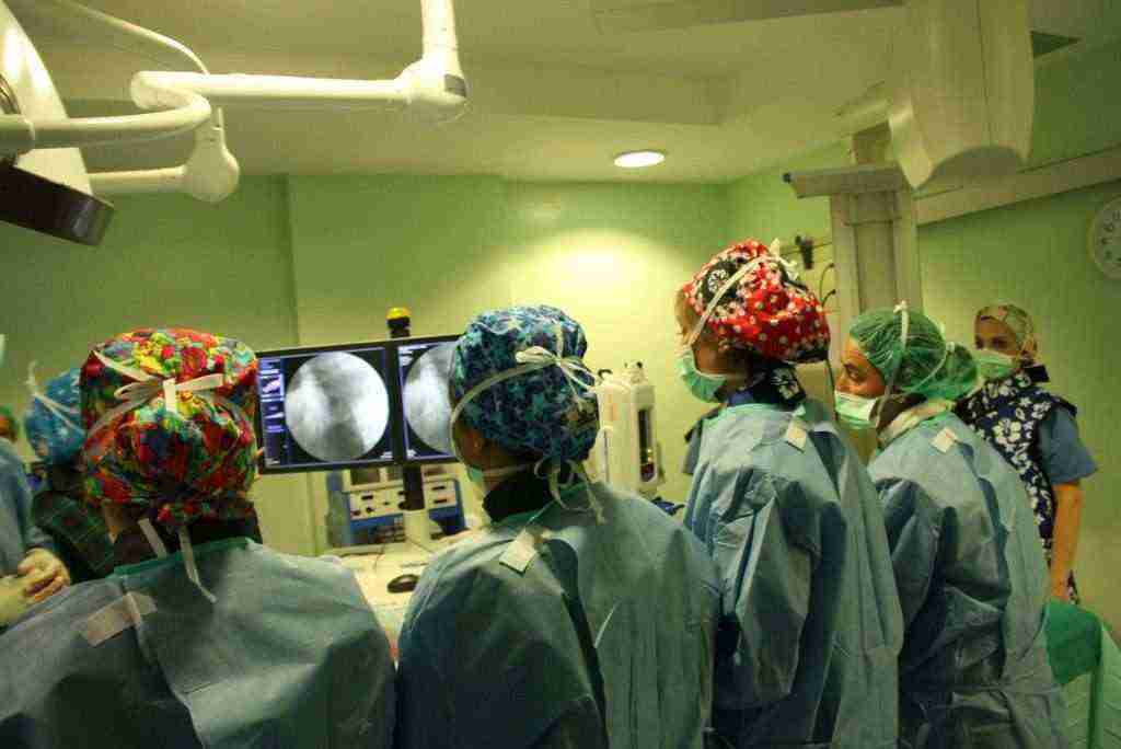 Intervención quirúrgica para la implantación de una endoprótesis en un aneurisma de aorta