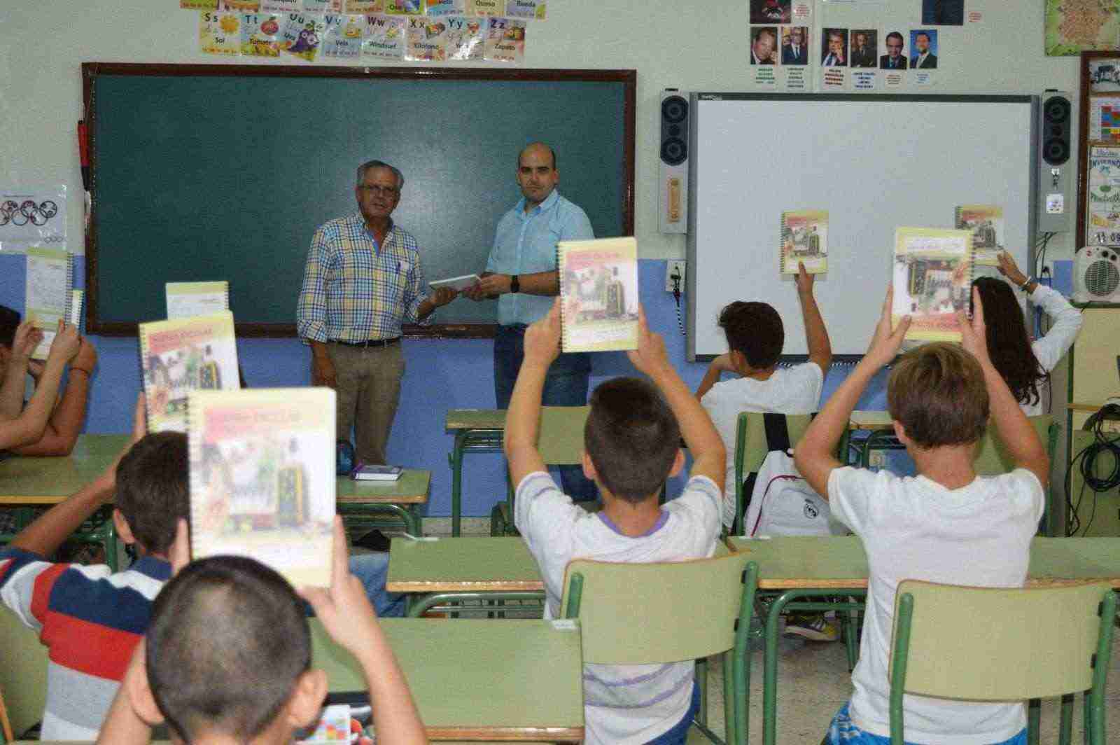 Carmelo Monteagudo, presidente de Grupo Montes Norte, hace la entrega al director del colegio Virgen de la Sierra de Villarrubia