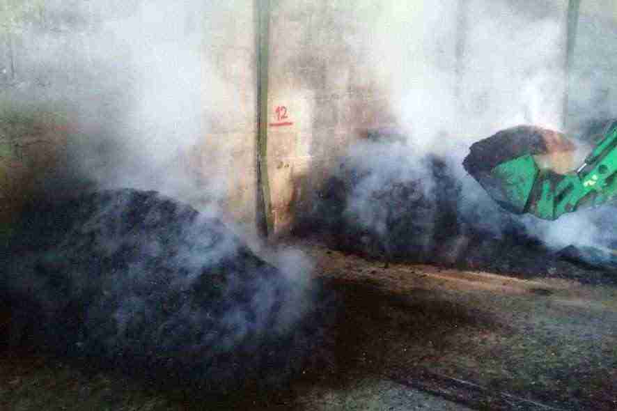 Desprendimiento de vapor de agua a consecuencia del proceso de compostaje. Foto del grupo Suelos Vitícolas de la UCLM.