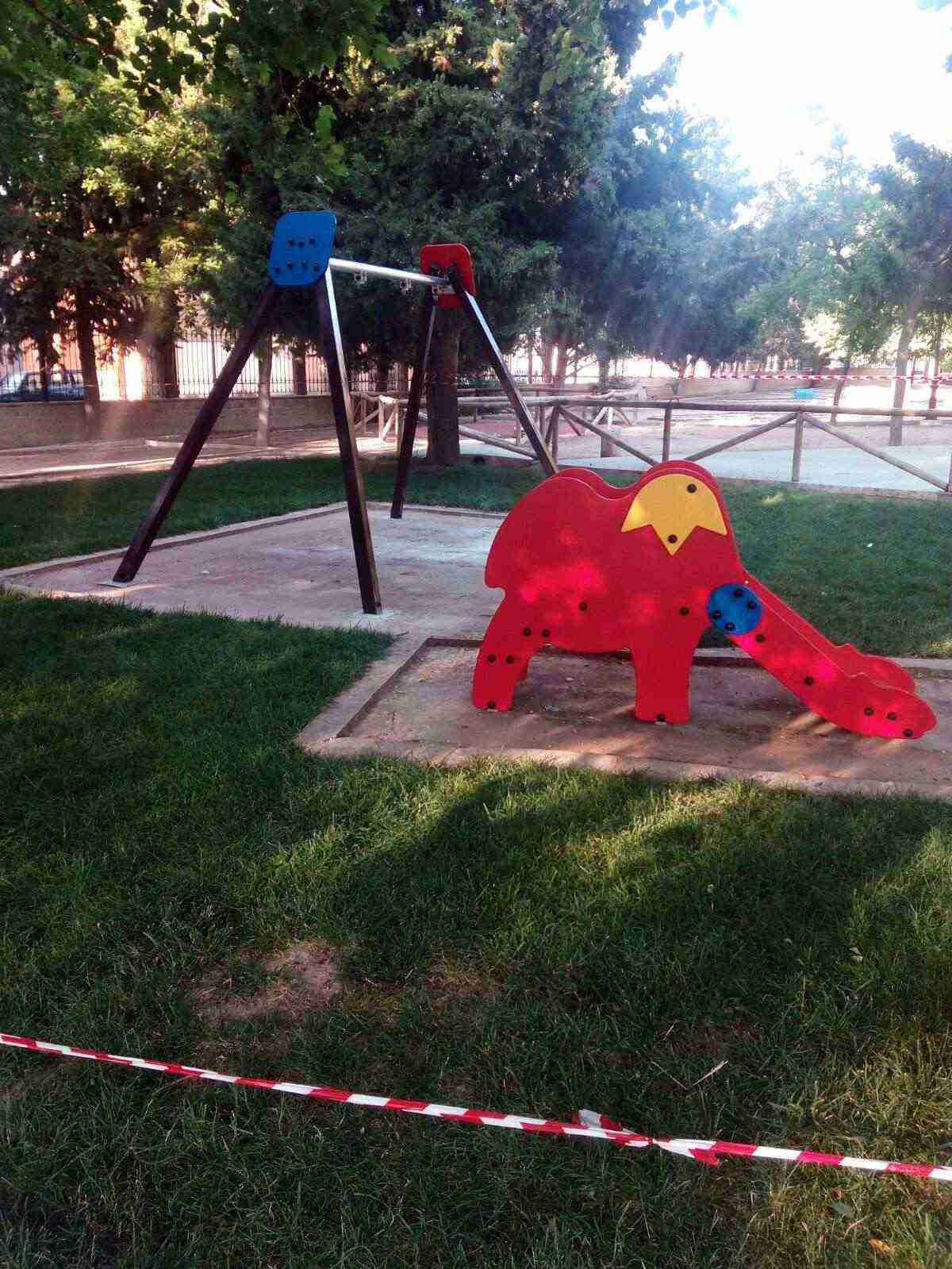 Columpios: Renovada la zona infantil de Parque Municipal de Herencia