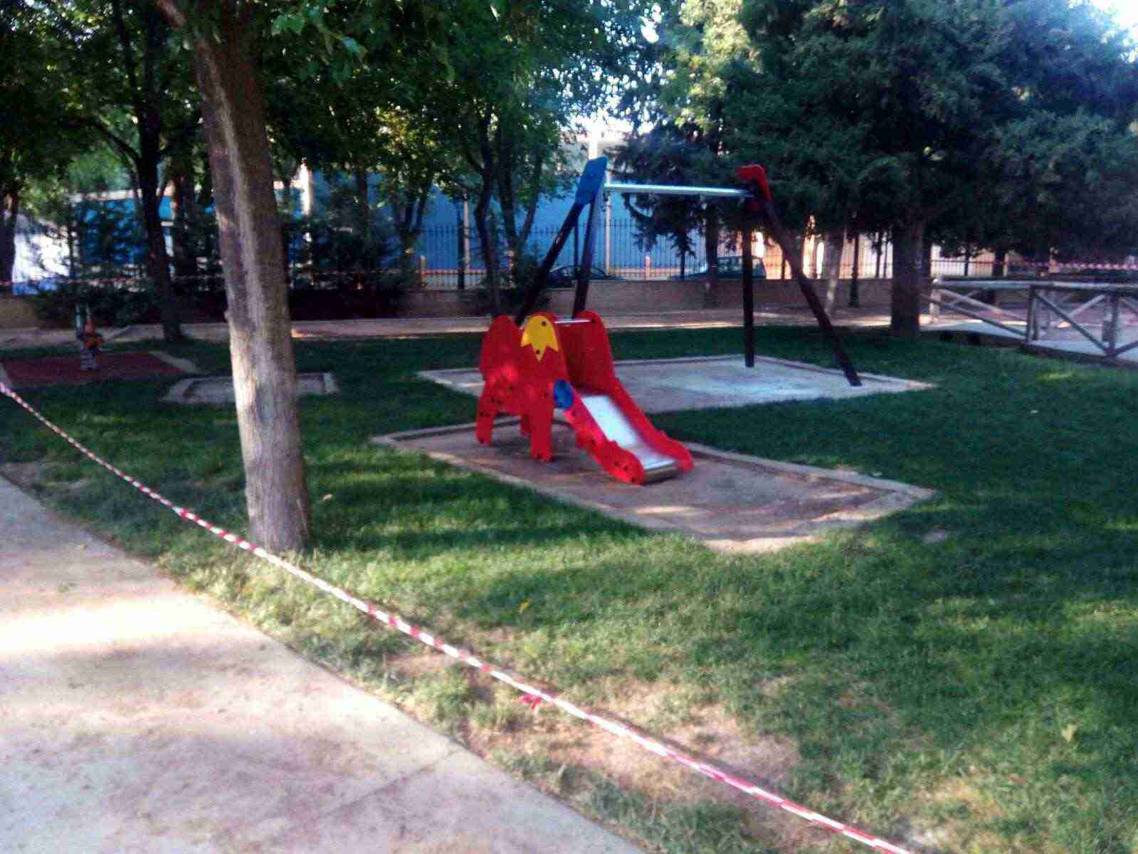 Tobogán: Renovada la zona infantil de Parque Municipal de Herencia