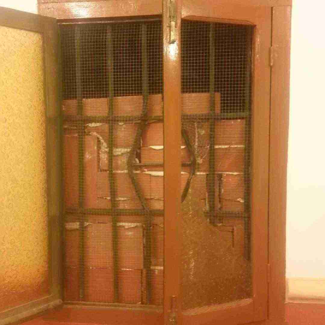 Ventana rota en el robo en ermita San Jose