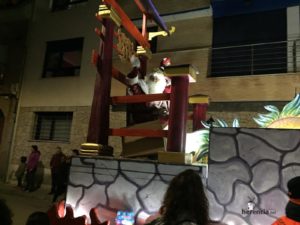 reyes magos 2019 herencia 4 300x225 - Los Reyes Magos de Oriente repartieron ilusión en Herencia