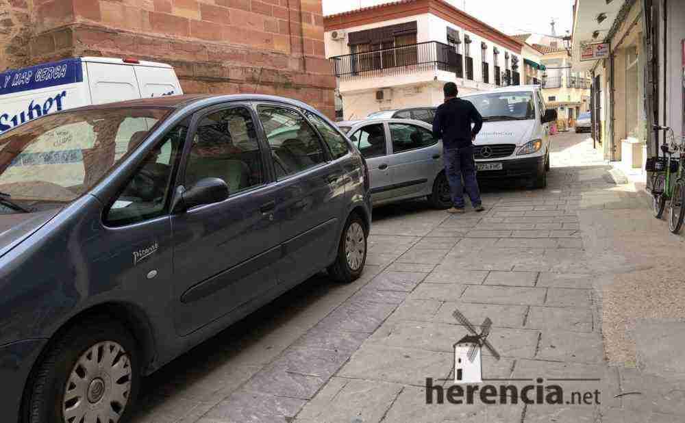 Aglomeración de coches en parking en Plaza de España en Herencia.