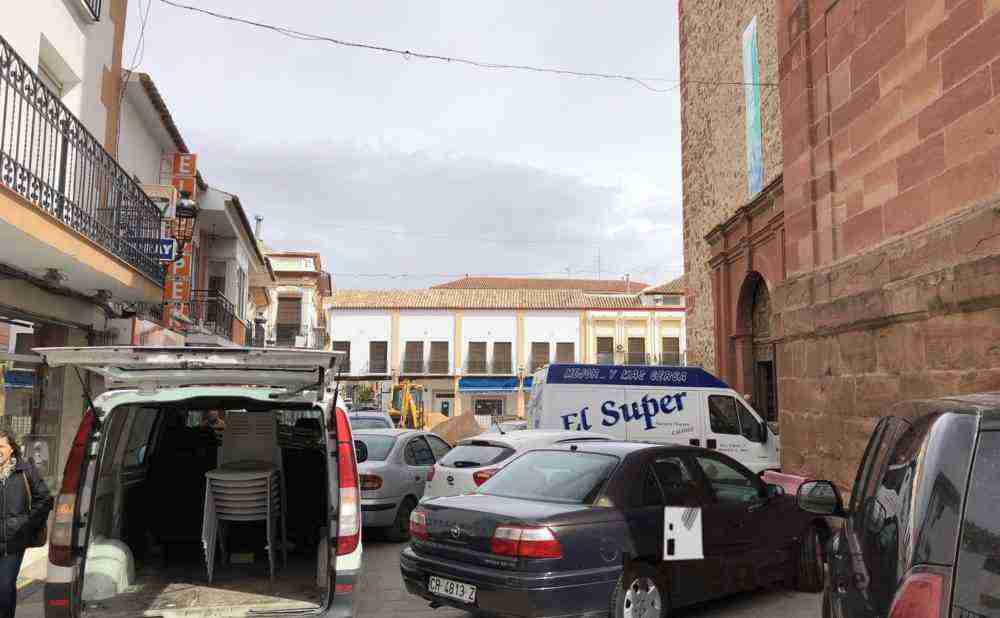 Aglomeración de coches en parking en Plaza de España en Herencia.