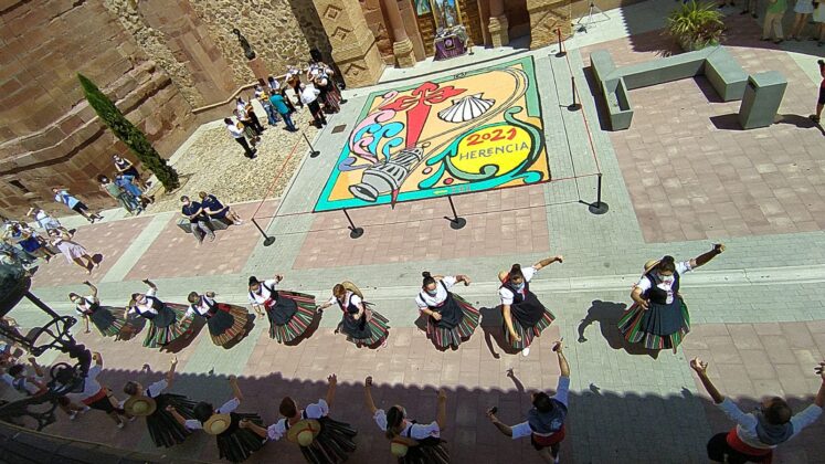 Galería de imágenes de la alfombra Xacobea realizada por la hermandad de Jesús de Medinaceli 9