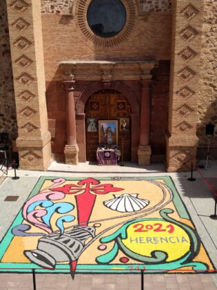 Galería de imágenes de la alfombra Xacobea realizada por la hermandad de Jesús de Medinaceli 10