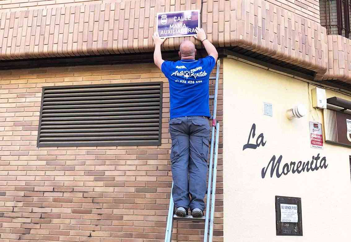 El callejero de Puertollano renueva su rotulación con 350 nuevas placas