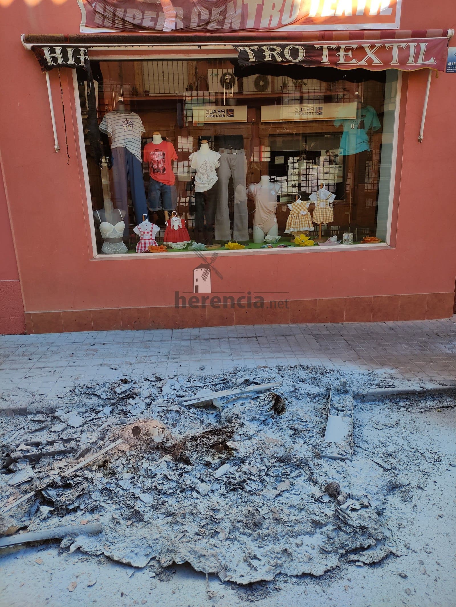 Incendio en un contenedor de papel en la Calle Mesones de Herencia 10