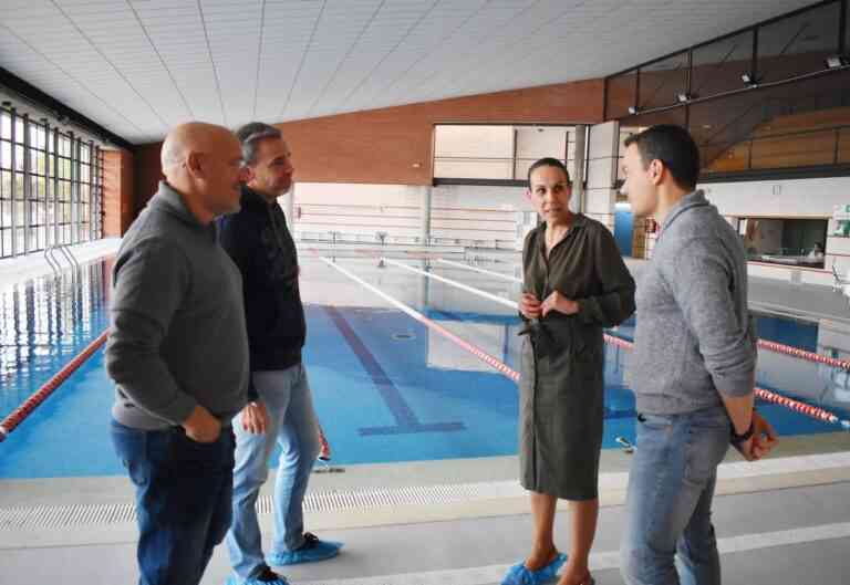 La alcaldesa de Ciudad Real y el concejal de Deportes visitan las reformadas instalaciones de la piscina climatizada Puerta de Santa María en la que se han invertido 200.000 euros