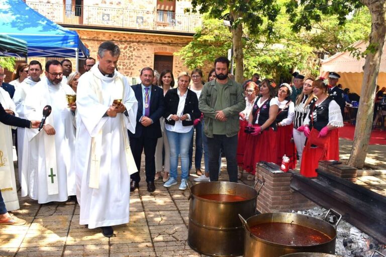 Puertollano renueva el 645 Santo Voto a la Virgen de Gracia con un multitudinario reparto del guiso