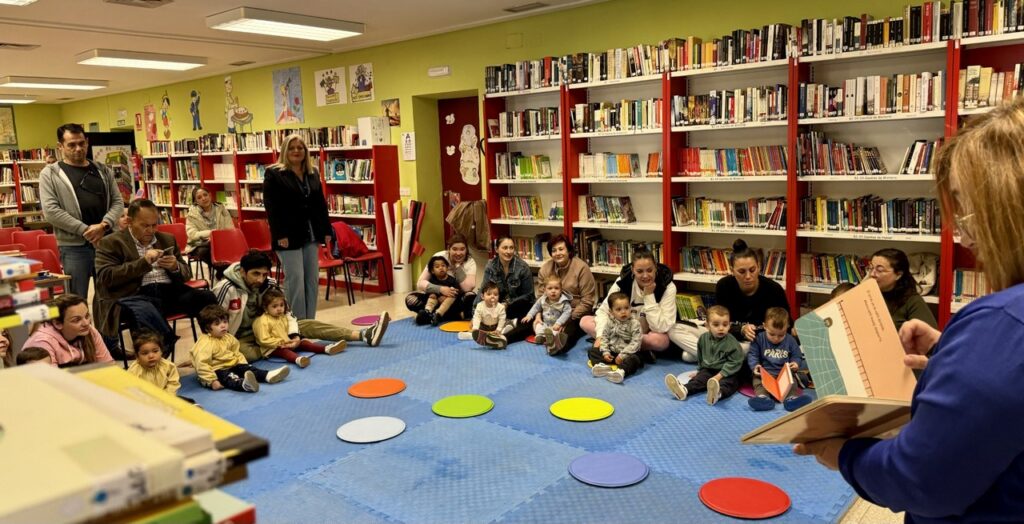 Las familias celebran el Día del Libro en la Bebeteca del Centro Social de La Granja