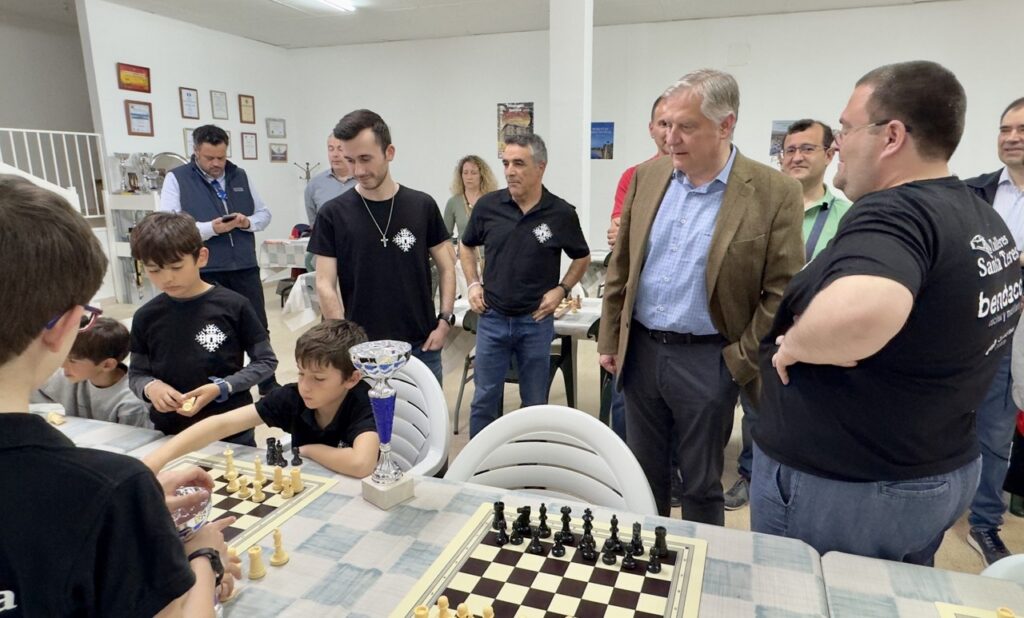 El alcalde felicita a los ajedrecistas que consiguieron trofeos en el Campeonato Regional por edades