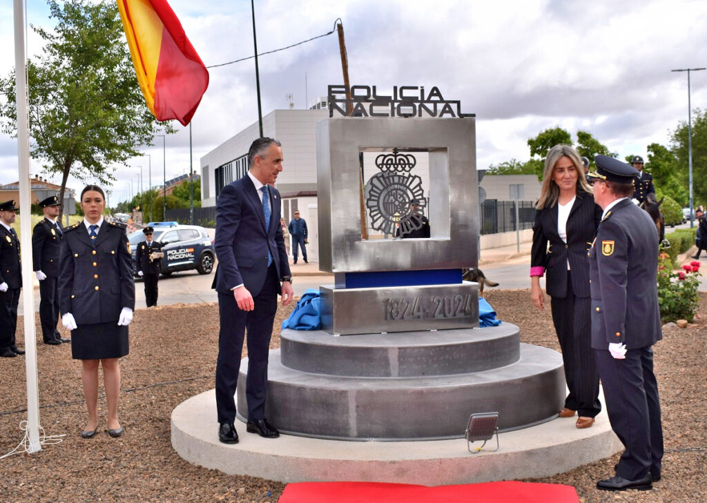 Puertollano expresa con un monumento su gratitud y respeto a la Policía Nacional