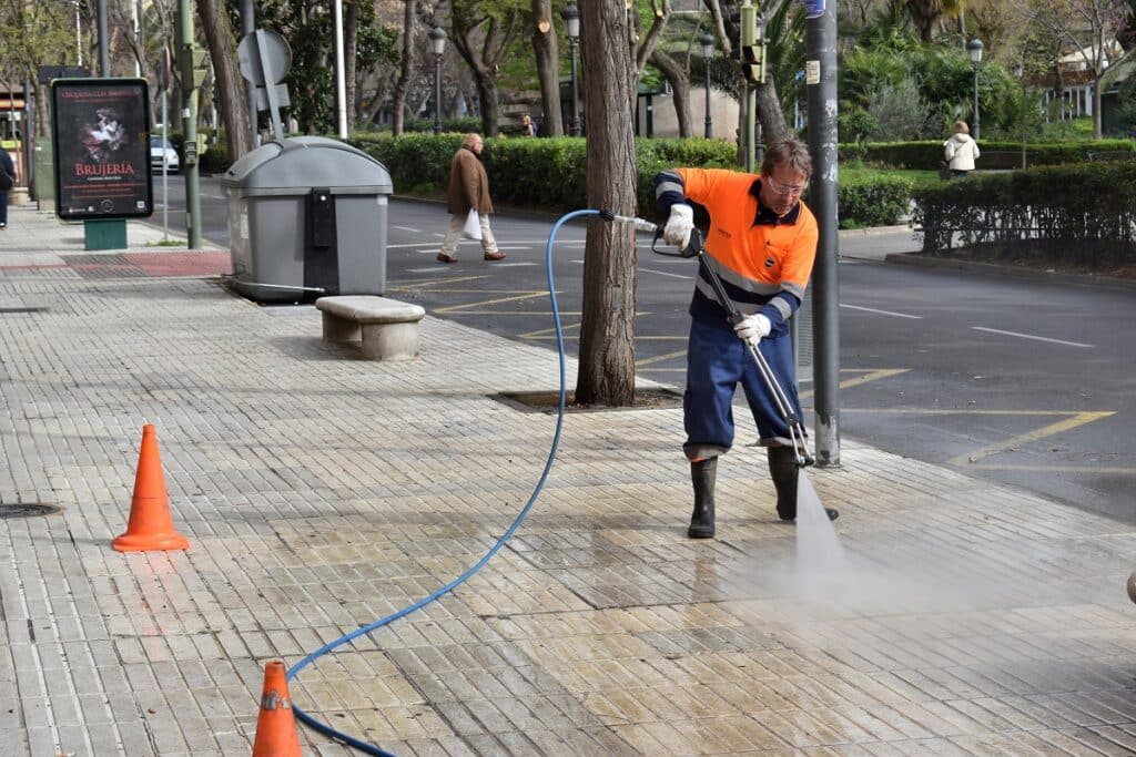 El servicio de limpieza será reforzado con ocho nuevos trabajadores y una fregadora de calles y plazas