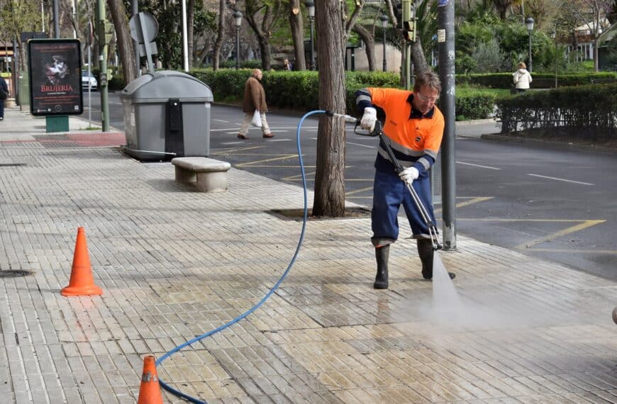 El servicio de limpieza será reforzado con ocho nuevos trabajadores y una fregadora de calles y plazas