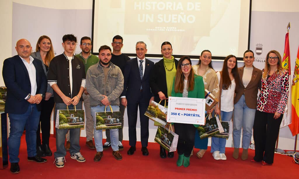 Tres alumnas del IES Leonardo Da Vinci ganan “Puerto Emprende” con un innovador proyecto de ladrillos ecológicos reciclados