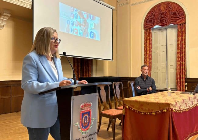 Educar hoy, un reto compartido: Pedro García Aguado llena el Antiguo Casino en Ciudad Real