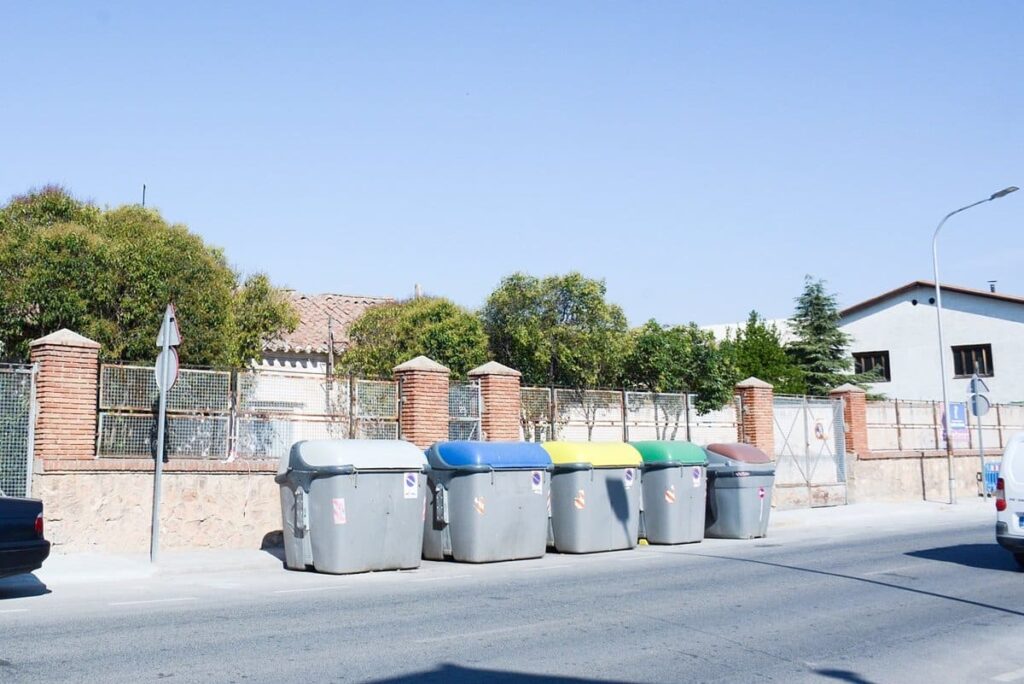 Ayuntamiento De Tomelloso Sanciona A Vecino Por Desechar Colchones, Muebles Y Frigorífico En La Vía Pública