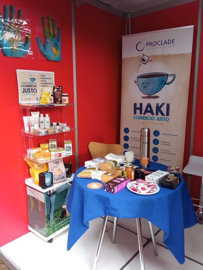 Café, galletas y chocolate de Proclade en la cafetería del Centro Cultural en el día del comercio justo