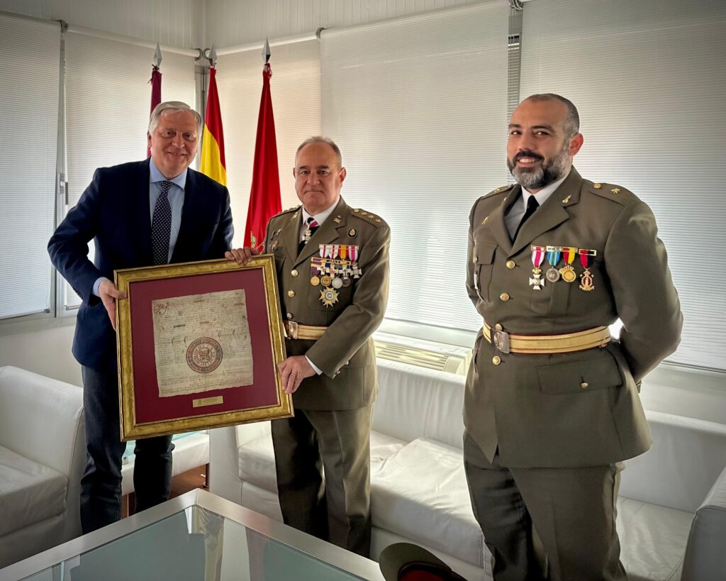 Cañizares entrega la Carta Puebla al subdelegado de Defensa con motivo del XXX aniversario de su presencia en Ciudad Real