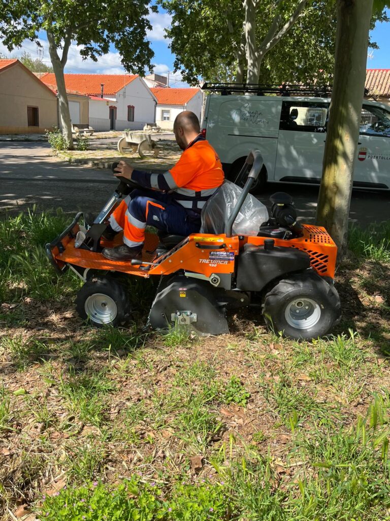 El Ayuntamiento de Puertollano refuerza las tareas de desbroce con un nuevo tractor cortacésped de alto rendimiento