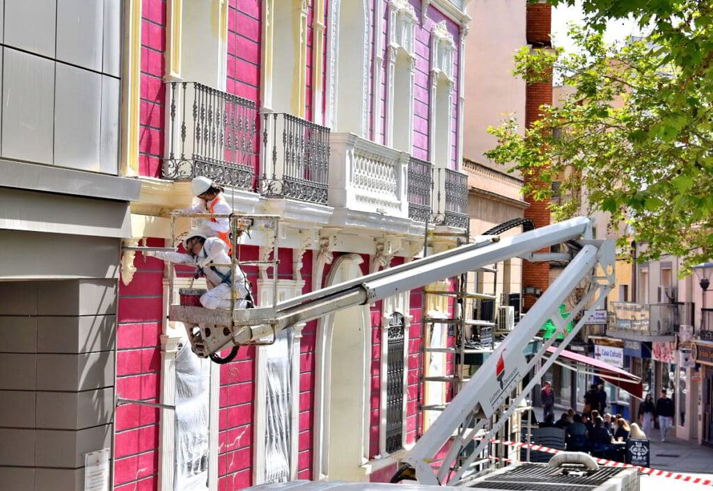 El Ayuntamiento «pone guapa» la histórica fachada del Museo Cristina García Rodero