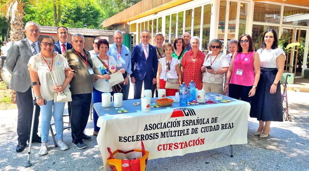 El alcalde agradece el trabajo de la asociación de esclerosis múltiple en mejorar la calidad de vida de los pacientes de Puertollano
