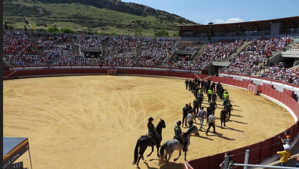 El alcalde de Puertollano destaca la profesionalidad y vocación de servicio de la Guardia Civil en una espectacular exhibición con más de 2.500 escolares