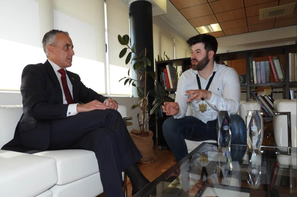 El alcalde de Puertollano recibe al ingeniero Javier Corral, campeón mundial de ciberseguridad en la Ambassador World Cup 2024