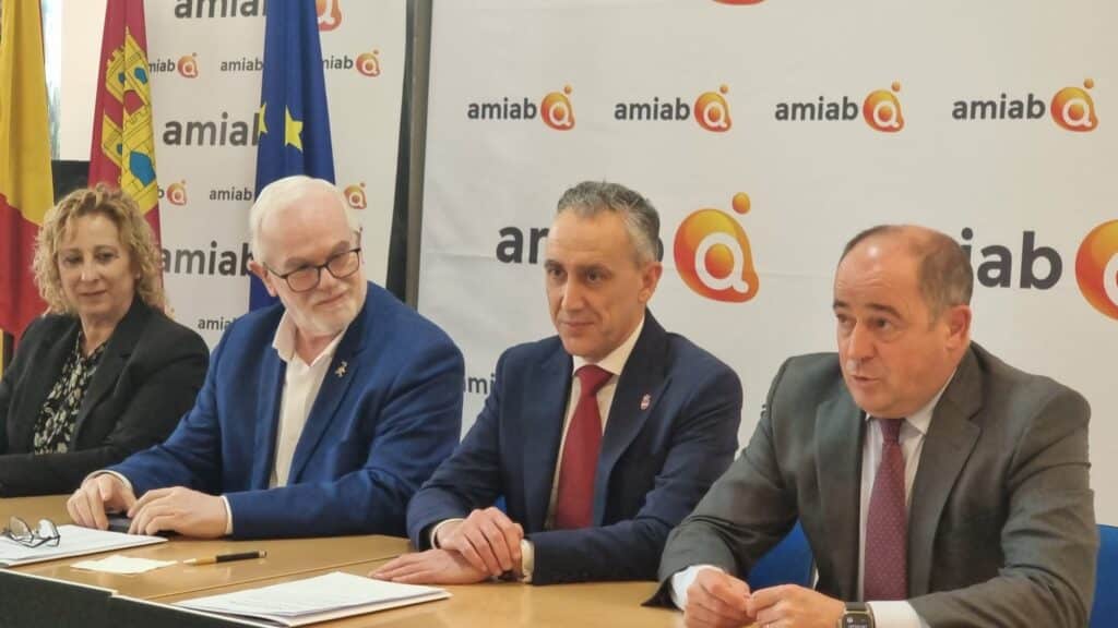 El alcalde reafirma el compromiso del Ayuntamiento con  AMIAB