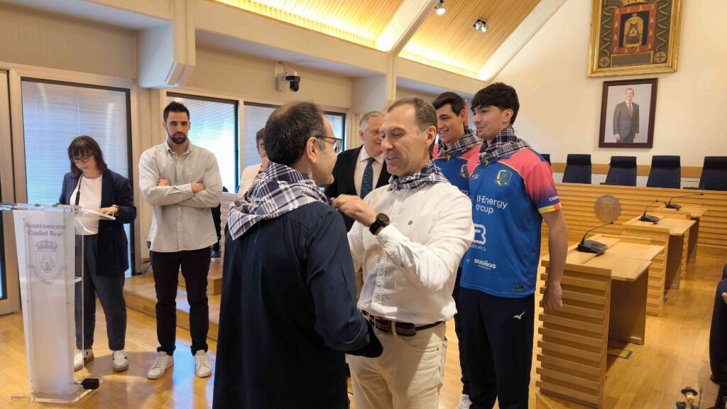 El alcalde recibe a los equipos participantes en la fase de ascenso a Liga Asobal