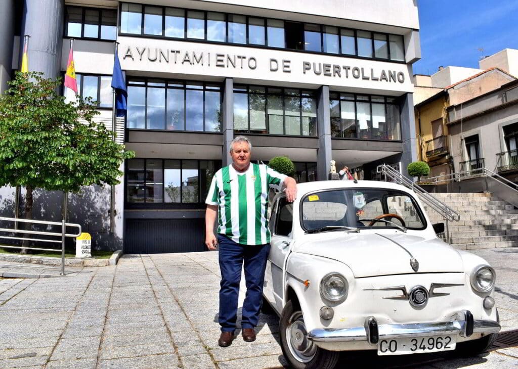 Francisco Muñoz hace parada en Puertollano en su aventura en 600 entre Córdoba y Madrid