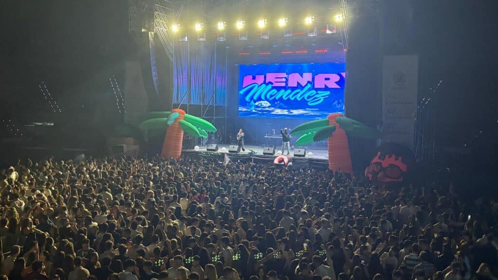 Henry Mendez abrió un trío de noches de conciertos con una sesión cañera, divertida y absolutamente interactiva