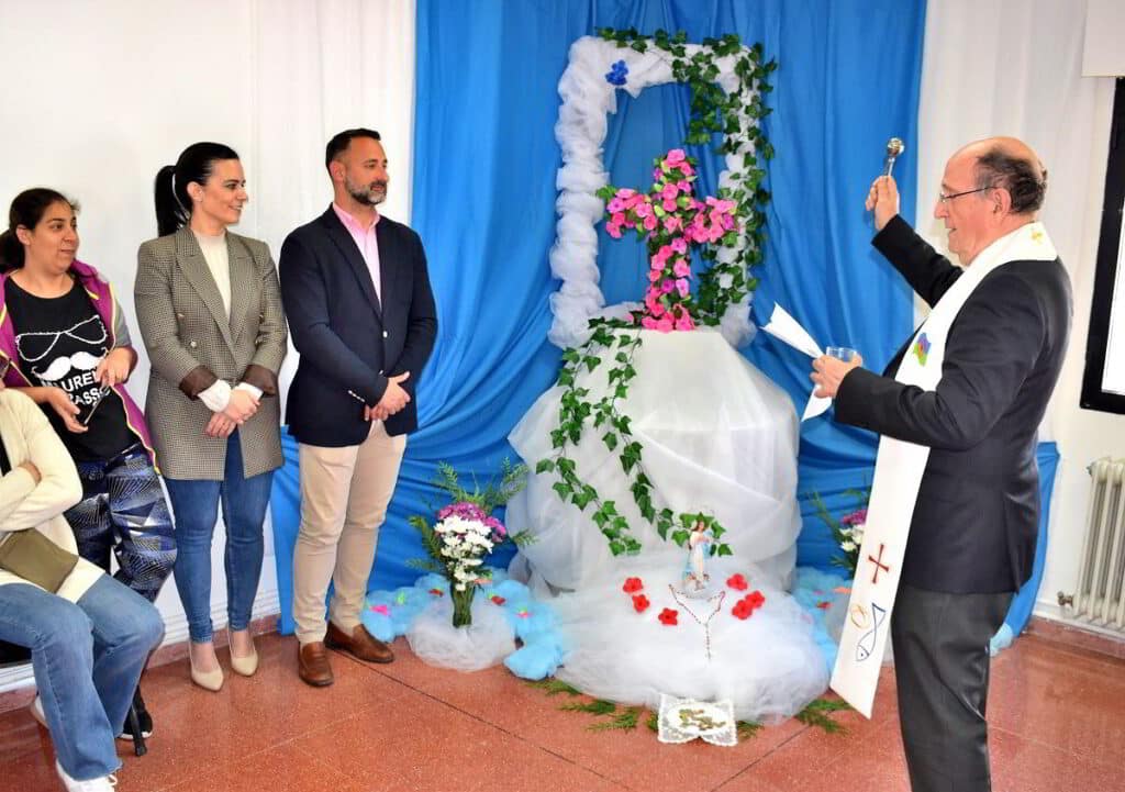 La barriada El Carmen canta a la cruz de mayo