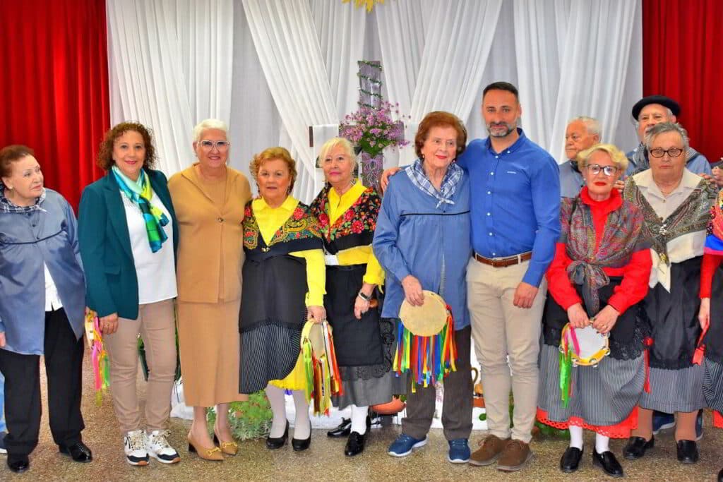 «Las Mercedes» da la bienvenida a mayo con canciones y bailes ante la cruz