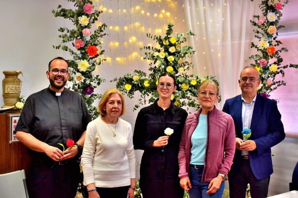 Las mujeres de Fraternidad llenan la cruz de mayo de deseos primaverales