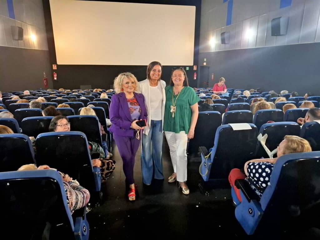 «Los lunes violeta» cierran con un nuevo lleno para disfrutar de la proyección de «La Infiltrada»