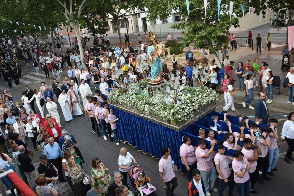 Ofrenda, eucaristías, rosario del aurora y procesión en la fiesta de María Auxiliadora