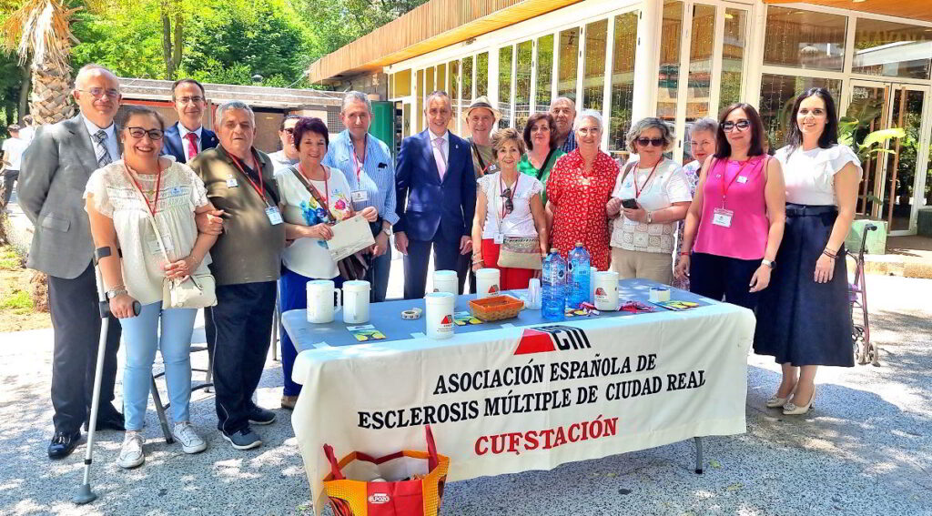 Reconocimiento del Alcalde a la Asociación de Esclerosis Múltiple por su Contribución al Bienestar de los Pacientes en Puertollano