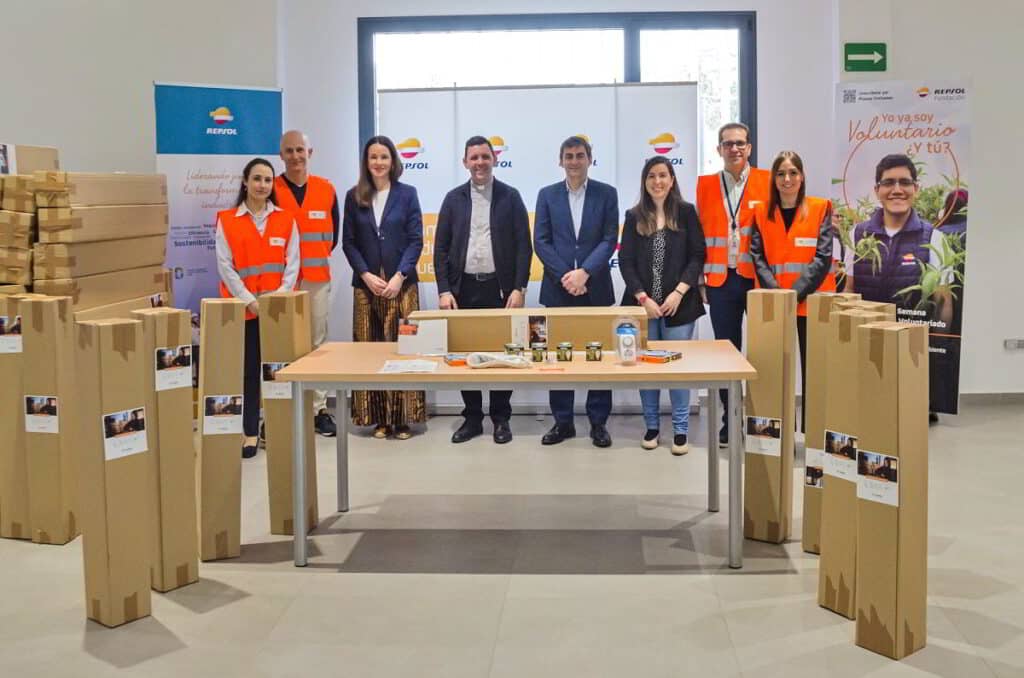 Repsol entrega a Cáritas Puertollano de 75 kits de eficiencia energética para hogares