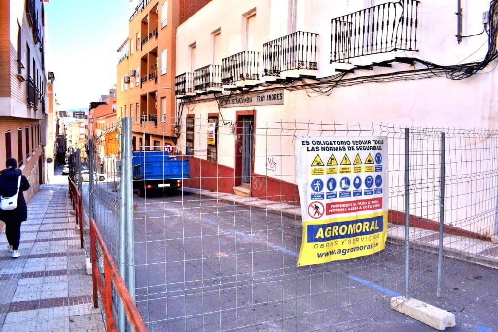 Torrecilla y Hospital serán cerradas al tráfico por la demolición de las fachadas del antiguo instituto Fray Andrés y del juzgado municipal