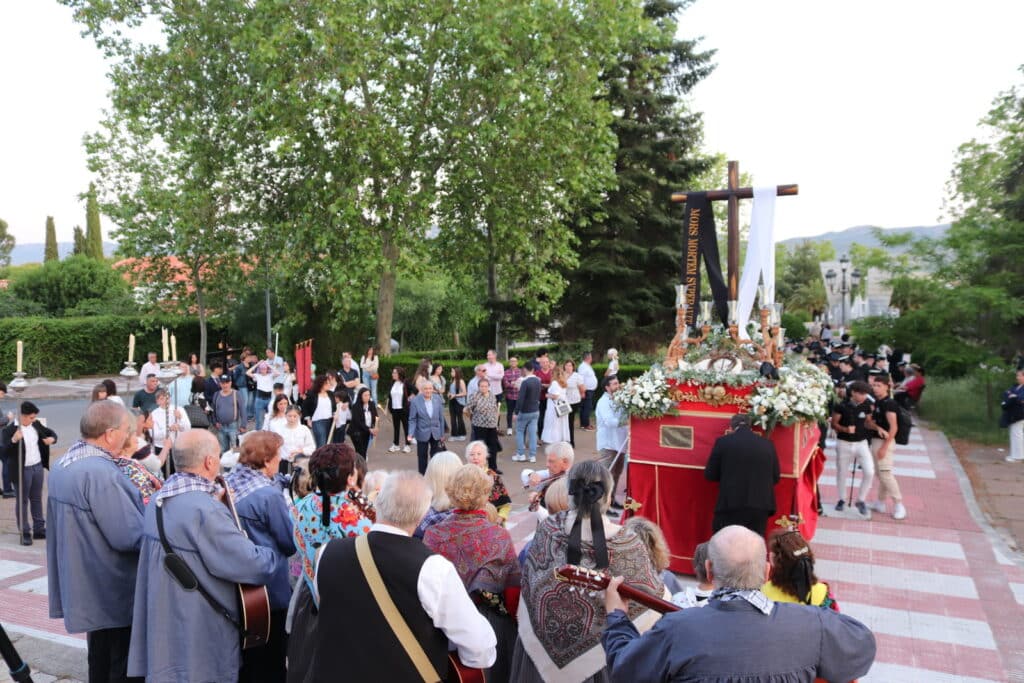 Una veintena de costaleros llenaron de solemnidad las calles de El Poblado en la procesión de la Cruz de Mayo
