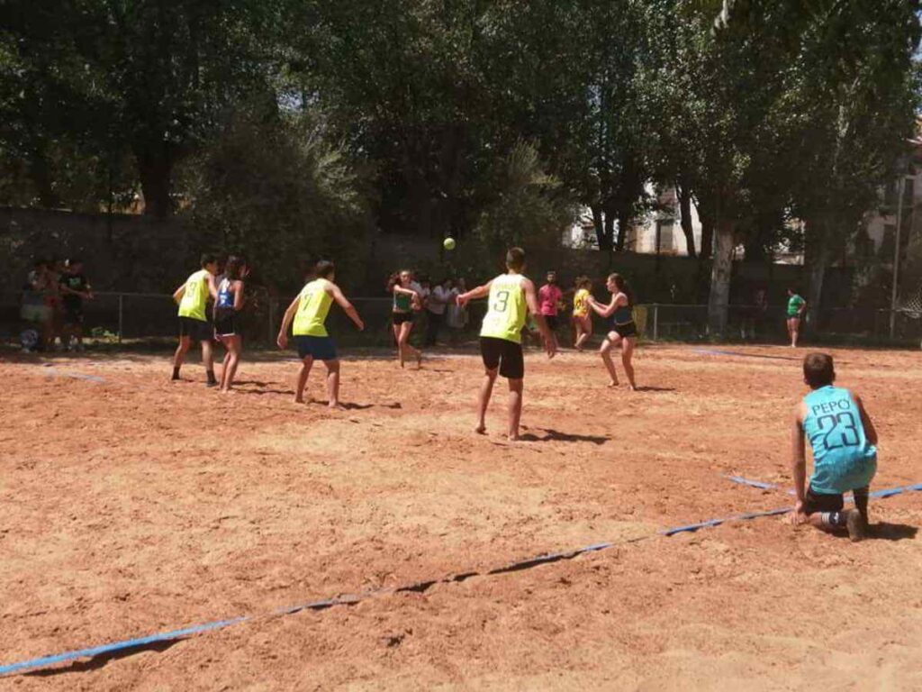Herencia destaca en el inicio de las pruebas para el Campeonato de España de Selecciones Autonómicas de Balonmano Playa 2025