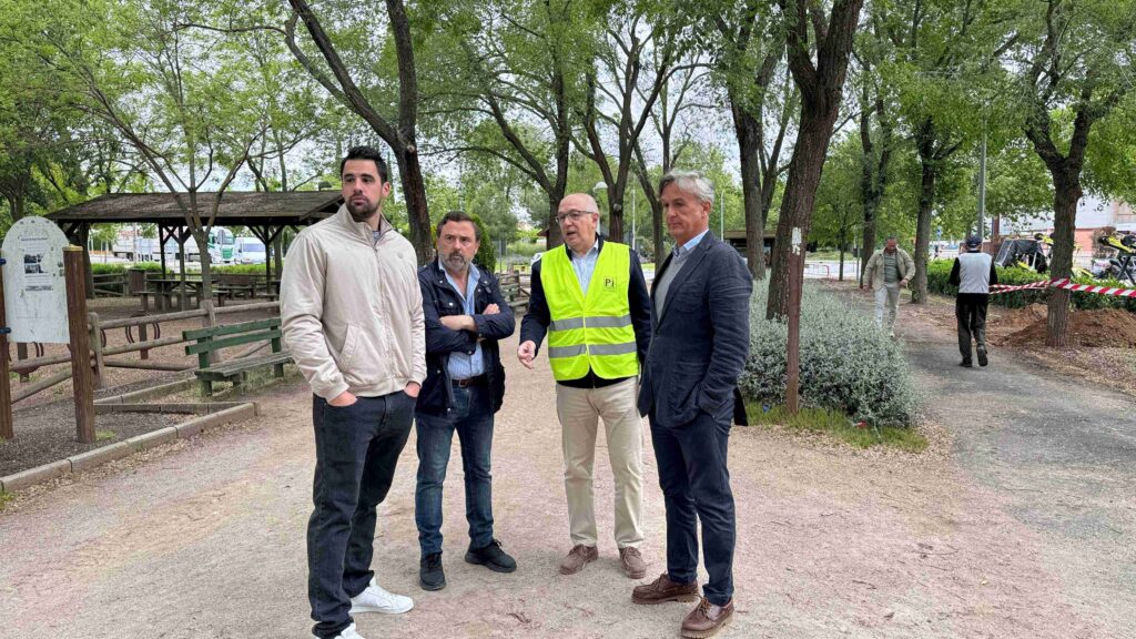 Gregorio Oraá y Pau Beltrán visitan las obras que se están acometiendo en la Vía Verde