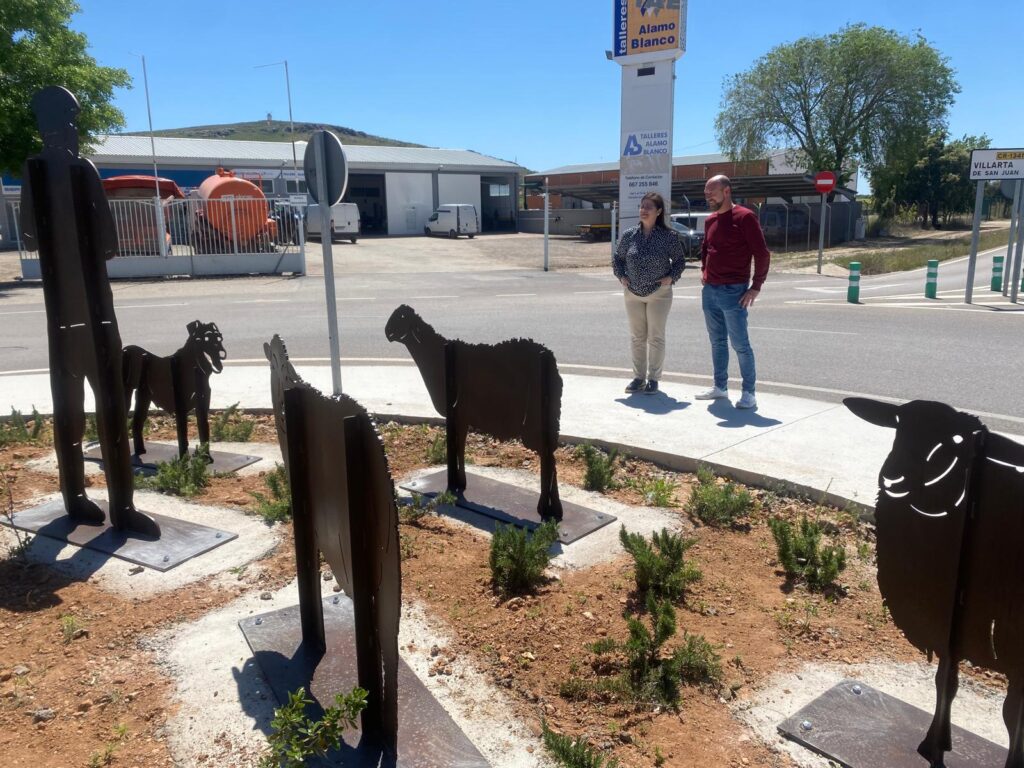 Herencia rinde homenaje a la trashumancia con una nueva rotonda dedicada al pastor y su rebaño