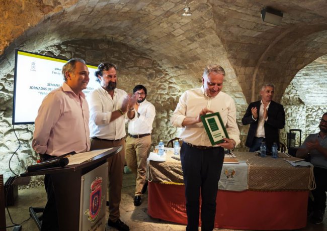 El Ayuntamiento de Ciudad Real recibe el reconocimiento de FEVA por su compromiso con la protección del patrimonio de la automoción